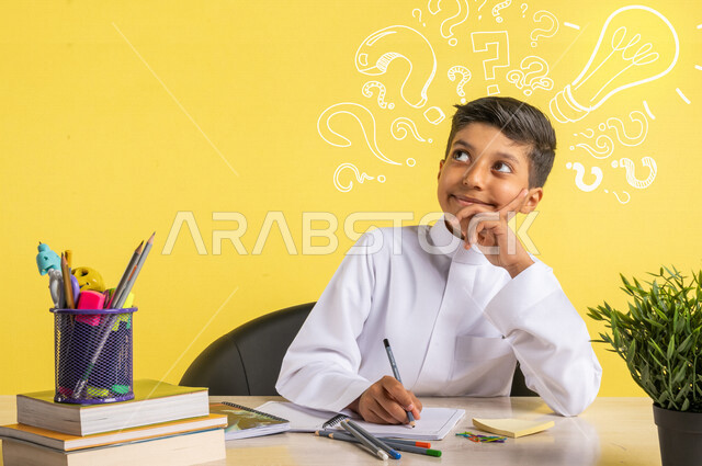 بورتريه لطالب عربي خليجي سعودي يرتدي الزي المدرسي، مجموعة من الأقلام والكتب، القرطاسية المدرسية، الواجبات المدرسية، التعليم في السعودية، الاستفهام والاستعلام، تحقيق الاهداف، الابتكار والنجاح، الابداع والتطور، رسوم مصابيح توضيحية، خلفية صفراء