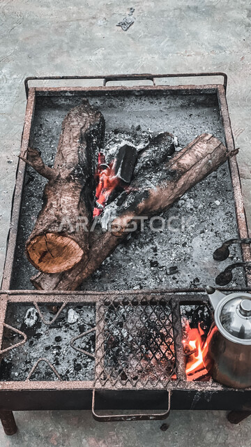 صورة مقربة للخشب المشتغل في موقد النيران، رحلة تخييم، قطع من اخشاب الاشجار، موقد النيران