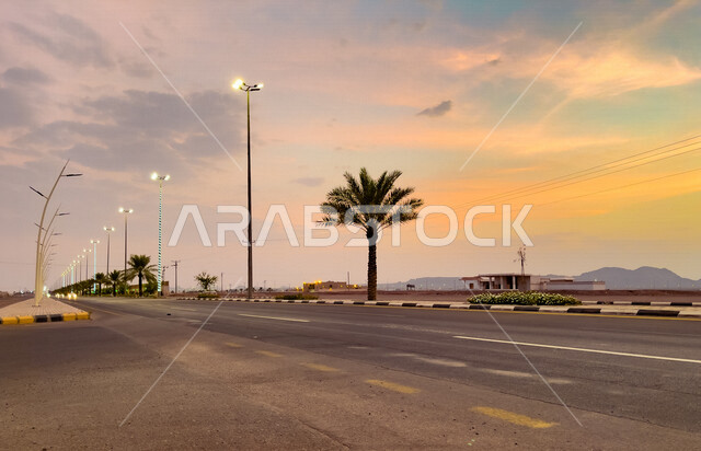 الطرق والشوارع وقت غروب الشمس، اشجار النخيل، اعمدة الانارة، الطريق السريع، جمال السماء وقت غروب الشمس