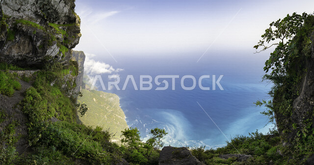 صورة بانورامية لجبال شعت في ظفار بسلطنة عمان، معالم مشهورة، مناظر طبيعية خلابة، جمال الاشجار والنباتات الخضراء، السماء والسحب، خلفية الطبيعة، السياحة في عمان