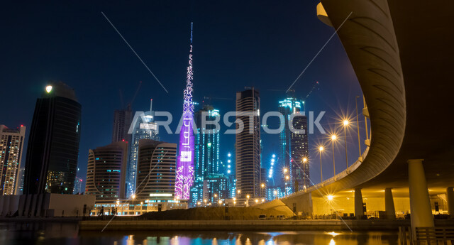 صورة بانورامية لبرج خليفة في دبي بالامارات العربية المتحدة، الاراج وناطحات السحاب، معالم الامارات، الفن الهندسي المعماري، ابراج مضيئة، السياحة في الامارات