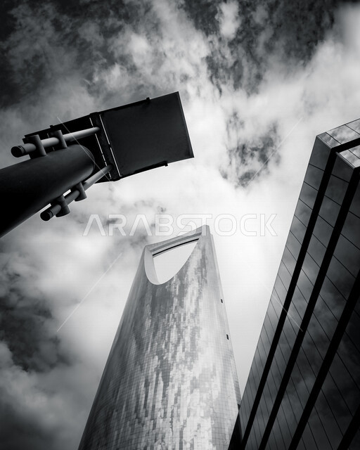 صورة من زاوية سفلية لبرج المملكة في الرياض بالمملكة العربية السعودية، ابراج وناطحات سحاب، الفن الهندسي المعماري، معالم مشهورة، برج المملكة، صورة بالابيض والاسود