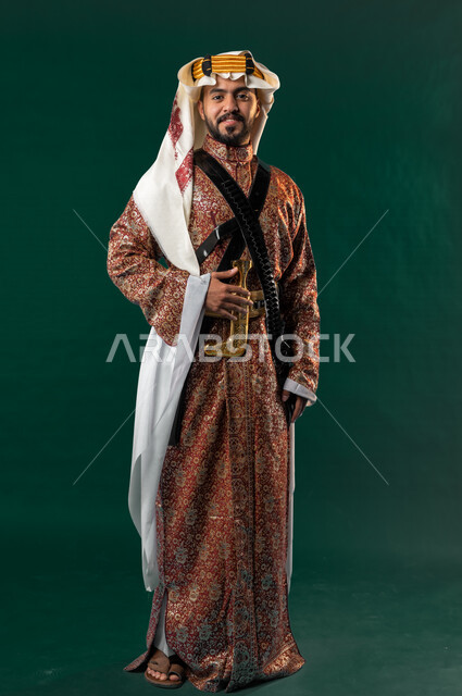 كروما، رجل عربي خليجي سعودي مبتسم، ينظر إلى الكاميرا، يرتدي الزي الخليجي السعودي، الإحتفال باليوم الوطني السعودي، هوية اليوم الوطني السعودي 92، صورة بالطول الكامل، خلفية خضراء، زي تراثي سعودي للمناسبات الوطنية، يوم التأسيس السعودي