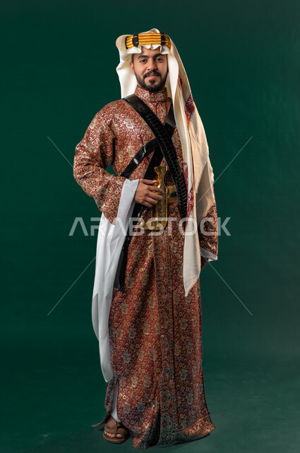 كروما، رجل عربي خليجي سعودي مبتسم، ينظر إلى الكاميرا، يرتدي الزي الخليجي السعودي، الإحتفال باليوم الوطني السعودي، هوية اليوم الوطني السعودي 92، صورة بالطول الكامل، خلفية خضراء، زي تراثي سعودي للمناسبات الوطنية، يوم التأسيس السعودي