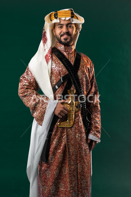 كروما، رجل عربي خليجي سعودي مبتسم، ينظر إلى الكاميرا، يرتدي الزي الخليجي السعودي، الإحتفال باليوم الوطني السعودي، هوية اليوم الوطني السعودي 92، خلفية خضراء، يوم التأسيس السعودي، زي تراثي سعودي للمناسبات الوطنية، العيد الوطني السعودي