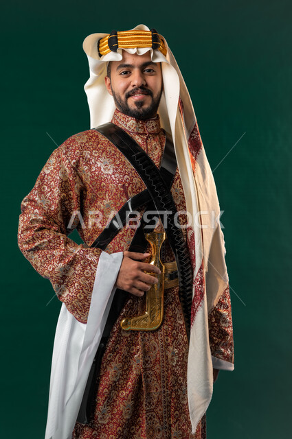 كروما، رجل عربي خليجي سعودي مبتسم، ينظر إلى الكاميرا، يرتدي الزي الخليجي السعودي، الإحتفال باليوم الوطني السعودي، هوية اليوم الوطني السعودي 92، خلفية خضراء، يوم التأسيس السعودي، زي تراثي سعودي للمناسبات الوطنية، العيد الوطني السعودي