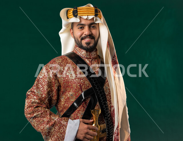 كروما، رجل عربي خليجي سعودي مبتسم، ينظر إلى الكاميرا، يرتدي الزي الخليجي السعودي، الإحتفال باليوم الوطني السعودي، هوية اليوم الوطني السعودي 92، خلفية خضراء، يوم التأسيس السعودي، زي تراثي سعودي للمناسبات الوطنية، العيد الوطني السعودي