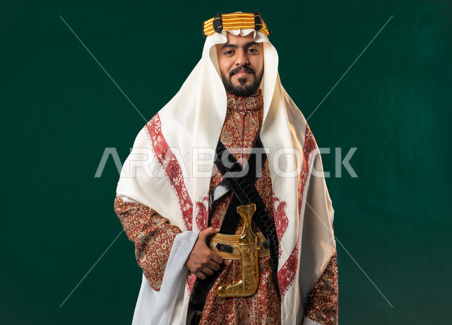 كروما، رجل عربي خليجي سعودي مبتسم، ينظر إلى الكاميرا، يرتدي الزي الخليجي السعودي، الإحتفال باليوم الوطني السعودي، هوية اليوم الوطني السعودي 92، خلفية خضراء، يوم التأسيس السعودي، زي تراثي سعودي للمناسبات الوطنية، العيد الوطني السعودي