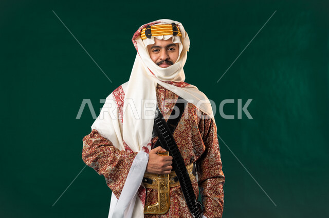 كروما، رجل عربي خليجي سعودي مبتسم، ينظر إلى الكاميرا، يرتدي الزي الخليجي السعودي، الإحتفال باليوم الوطني السعودي، هوية اليوم الوطني السعودي 92، خلفية خضراء، يوم التأسيس السعودي، زي تراثي سعودي للمناسبات الوطنية، العيد الوطني السعودي