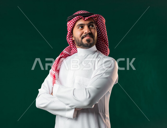كروما، رجل عربي خليجي سعودي، ينظر إلى الأعلى بأيدي متقاطعة، يرتدي الزي الخليجي السعودي التقليدي، الإحتفال باليوم الوطني السعودي، هوية اليوم الوطني السعودي 92، خلفية خضراء، يوم التأسيس السعودي، العيد الوطني السعودي