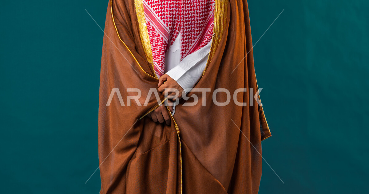 كروما لرجل عربي خليجي سعودي يرتدي البشت السعودي، زي سعودي للمناسبات 