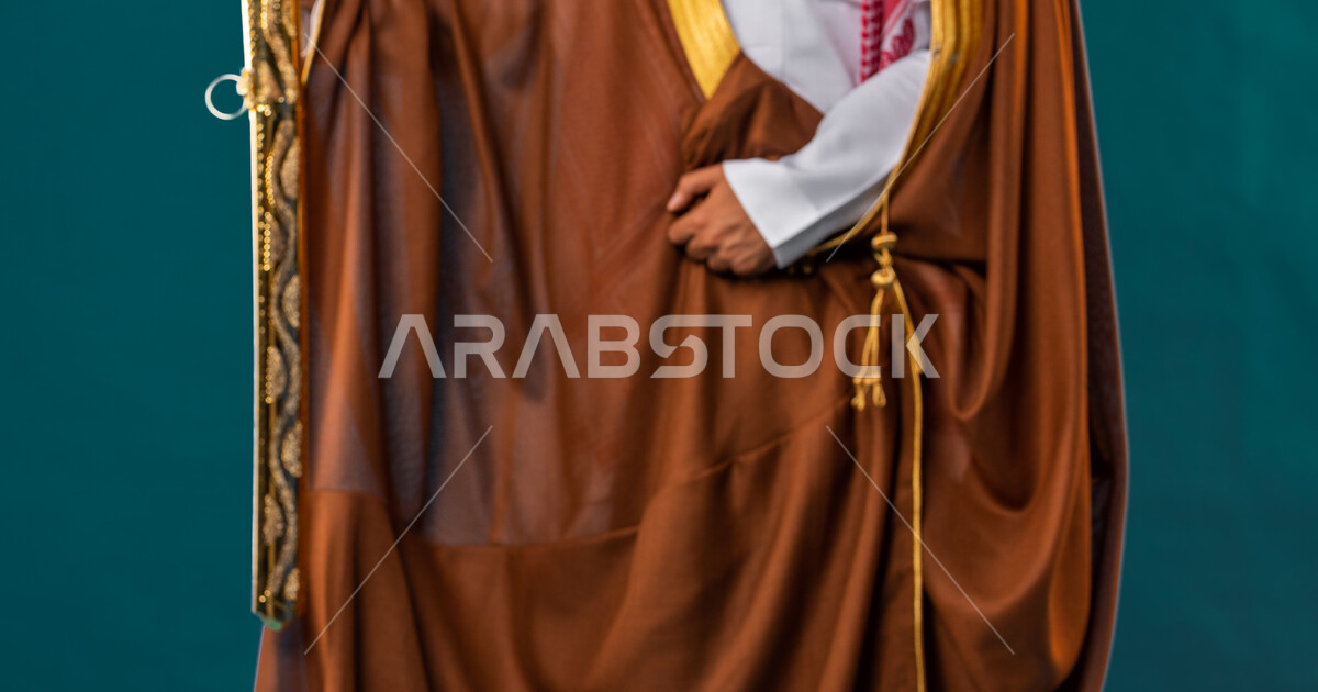 كروما لرجل عربي خليجي سعودي يرتدي البشت السعودي ويمسك بيده سيف طويل، زي 