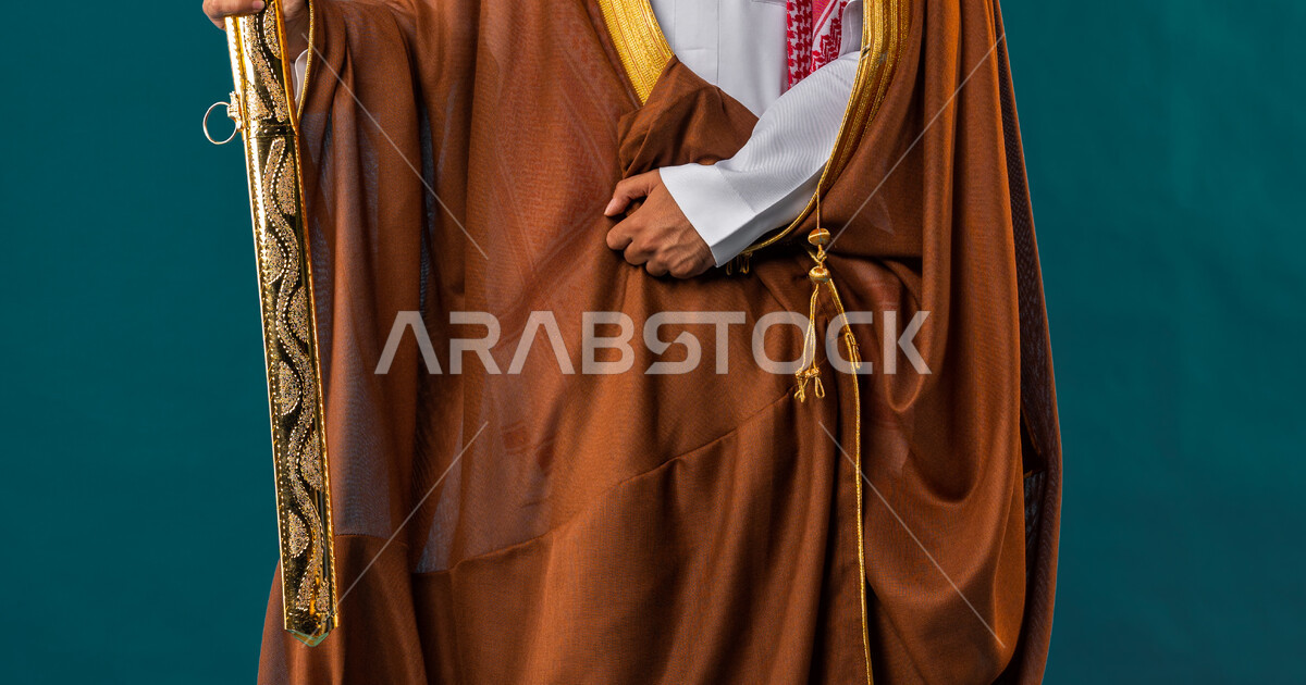 كروما لرجل عربي خليجي سعودي يرتدي البشت السعودي ويمسك بيده سيف طويل، زي 