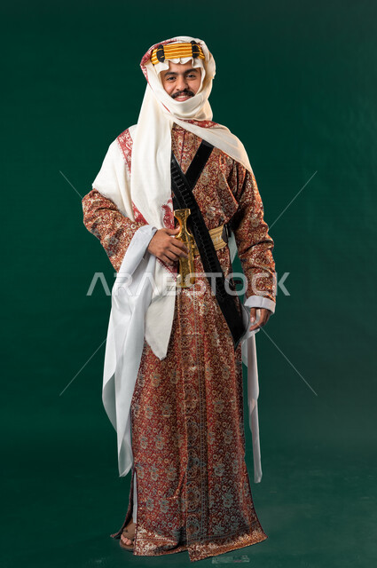 كروما لرجل عربي سعودي خليجي، يرتدي الزي الشعبي التقليدي العريق, دقلة أهل المنطقه الوسطى مع المحزم والخنجر, الإحتفال باليوم الوطني، هوية اليوم الوطني السعودي 92، أزياء سعودية تراثية، يوم التأسيس السعودي، صورة الجسم بالطول الكامل, خلفيه خضراء