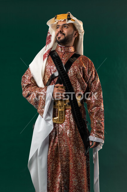 كروما لرجل عربي سعودي خليجي، يرتدي الزي الشعبي التقليدي العريق, دقلة أهل المنطقه الوسطى مع المحزم والخنجر, الإحتفال باليوم الوطني السعودي، هوية اليوم الوطني السعودي 92، أزياء سعودية تراثية، يوم التأسيس السعودي، العيد الوطني السعودي, خلفيه خضراء