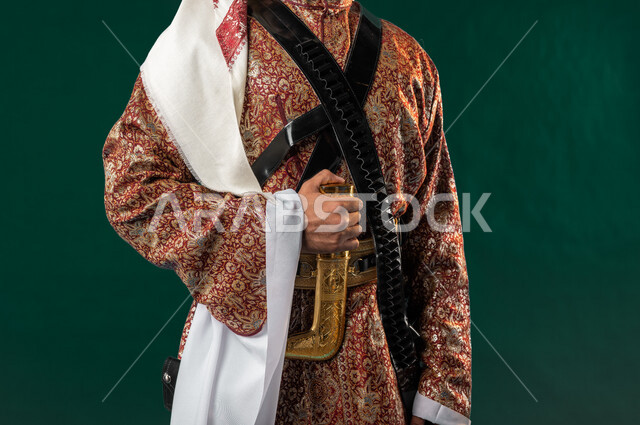 كروما لرجل عربي سعودي خليجي، يرتدي الزي الشعبي التقليدي العريق, دقلة أهل المنطقه الوسطى مع المحزم والخنجر, الإحتفال باليوم الوطني السعودي، هوية اليوم الوطني السعودي 92، أزياء سعودية تراثية، يوم التأسيس السعودي، العيد الوطني السعودي, خلفيه خضراء