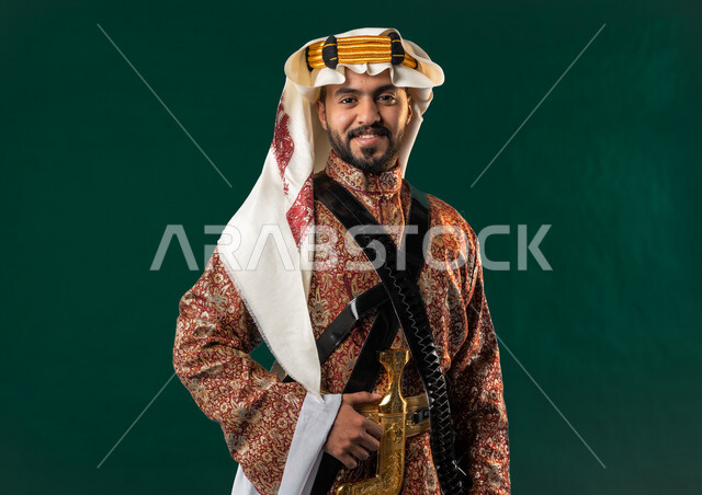 كروما لرجل عربي سعودي خليجي، يرتدي الزي الشعبي التقليدي العريق, دقلة أهل المنطقه الوسطى مع المحزم والخنجر, الإحتفال باليوم الوطني السعودي، هوية اليوم الوطني السعودي 92، أزياء سعودية تراثية، يوم التأسيس السعودي، العيد الوطني السعودي, خلفيه خضراء