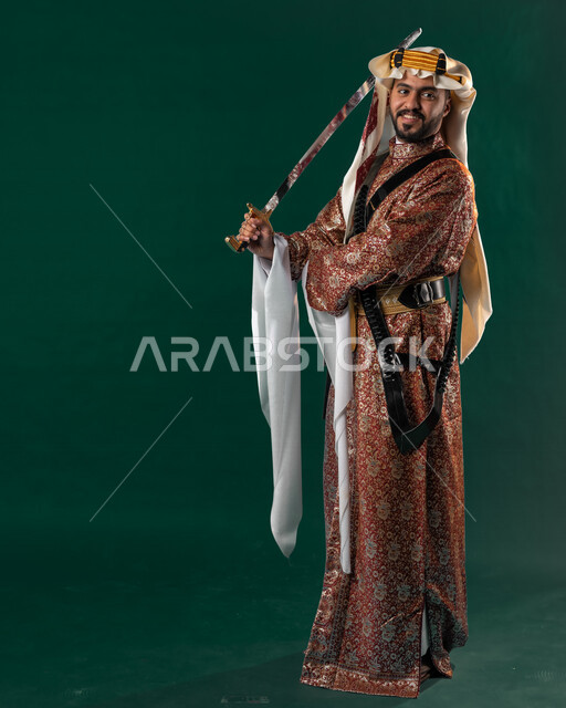 كروما لرجل عربي سعودي خليجي، يحمل السيف بيده, يرتدي الزي الشعبي التقليدي العريق, دقلة أهل المنطقه الوسطى مع المحزم والخنجر, الإحتفال باليوم الوطني، هوية اليوم الوطني السعودي 92، أزياء سعودية تراثية، يوم التأسيس، صورة الجسم بالطول الكامل, خلفيه خضراء