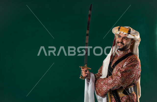 كروما لرجل عربي سعودي خليجي، يحمل السيف بيده, يرتدي الزي الشعبي التقليدي العريق, دقلة أهل المنطقه الوسطى مع المحزم والخنجر, الإحتفال باليوم الوطني السعودي، هوية اليوم الوطني السعودي 92، أزياء سعودية تراثية، يوم التأسيس، العيد الوطني السعودي, خلفيه خضراء