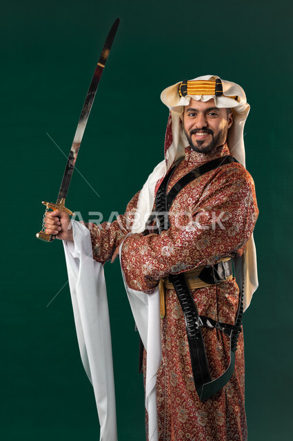 كروما لرجل عربي سعودي خليجي، يحمل السيف بيده, يرتدي الزي الشعبي التقليدي العريق, دقلة أهل المنطقه الوسطى مع المحزم والخنجر, الإحتفال باليوم الوطني السعودي، هوية اليوم الوطني السعودي 92، أزياء سعودية تراثية، يوم التأسيس، العيد الوطني السعودي, خلفيه خضراء