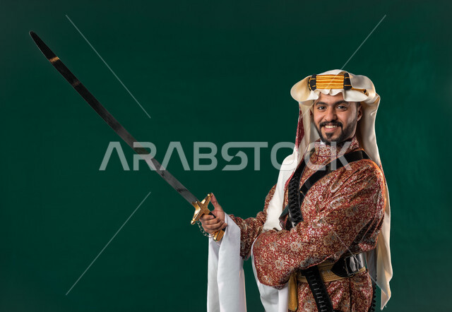 كروما لرجل عربي سعودي خليجي، يحمل السيف بيده, يرتدي الزي الشعبي التقليدي العريق, دقلة أهل المنطقه الوسطى مع المحزم والخنجر, الإحتفال باليوم الوطني السعودي، هوية اليوم الوطني السعودي 92، أزياء سعودية تراثية، يوم التأسيس، العيد الوطني السعودي, خلفيه خضراء