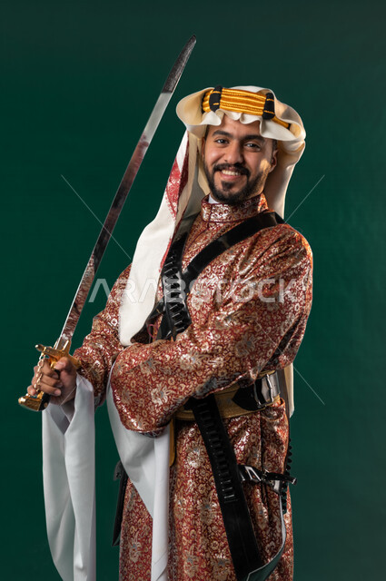 كروما لرجل عربي سعودي خليجي، يحمل السيف بيده, يرتدي الزي الشعبي التقليدي العريق, دقلة أهل المنطقه الوسطى مع المحزم والخنجر, الإحتفال باليوم الوطني السعودي، هوية اليوم الوطني السعودي 92، أزياء سعودية تراثية، يوم التأسيس، العيد الوطني السعودي, خلفيه خضراء