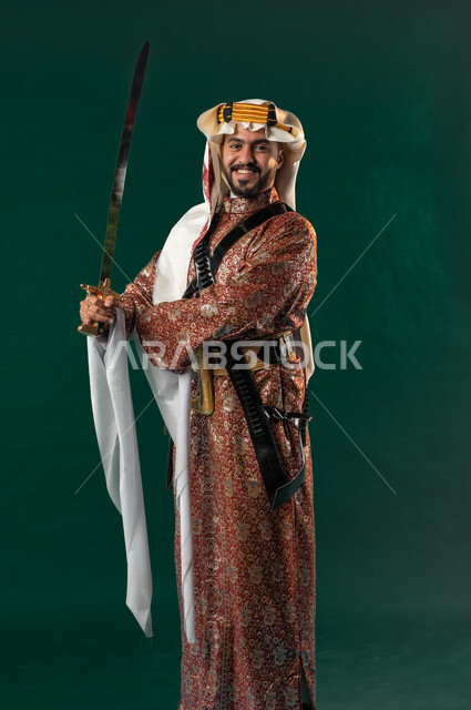 كروما لرجل عربي سعودي خليجي، يحمل السيف بيده, يرتدي الزي الشعبي التقليدي العريق, دقلة أهل المنطقه الوسطى مع المحزم والخنجر, الإحتفال باليوم الوطني السعودي، هوية اليوم الوطني السعودي 92، أزياء سعودية تراثية، يوم التأسيس، العيد الوطني السعودي, خلفيه خضراء
