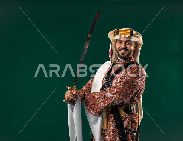 كروما لرجل عربي سعودي خليجي، يحمل السيف بيده, يرتدي الزي الشعبي التقليدي العريق, دقلة أهل المنطقه الوسطى مع المحزم والخنجر, الإحتفال باليوم الوطني السعودي، هوية اليوم الوطني السعودي 92، أزياء سعودية تراثية، يوم التأسيس، العيد الوطني السعودي, خلفيه خضراء