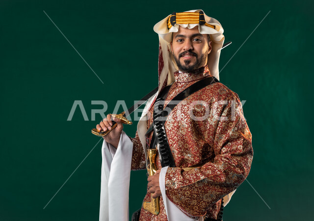 كروما لرجل عربي سعودي خليجي، يحمل السيف بيده, يرتدي الزي الشعبي التقليدي العريق, دقلة أهل المنطقه الوسطى مع المحزم والخنجر, الإحتفال باليوم الوطني السعودي، هوية اليوم الوطني السعودي 92، أزياء سعودية تراثية، يوم التأسيس، العيد الوطني السعودي, خلفيه خضراء