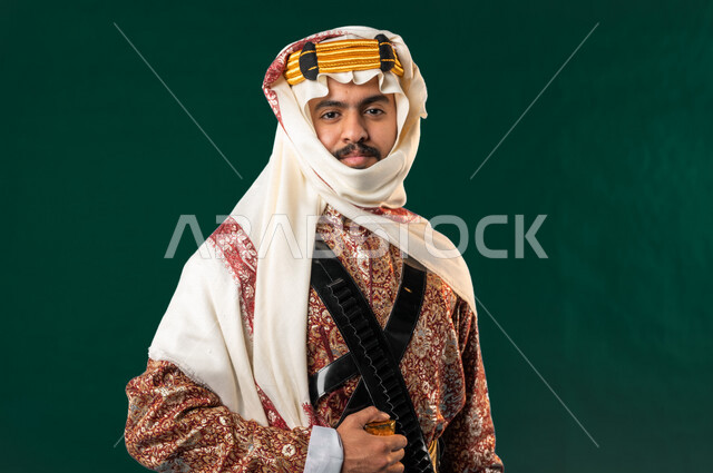 كروما لرجل عربي سعودي خليجي، يرتدي الزي الشعبي التقليدي العريق, دقلة أهل المنطقه الوسطى مع المحزم والخنجر, الإحتفال باليوم الوطني السعودي، هوية اليوم الوطني السعودي 92، أزياء سعودية تراثية، يوم التأسيس السعودي، العيد الوطني السعودي, خلفيه خضراء