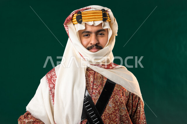 كروما لرجل عربي سعودي خليجي، يرتدي الزي الشعبي التقليدي العريق, دقلة أهل المنطقه الوسطى مع المحزم والخنجر, الإحتفال باليوم الوطني السعودي، هوية اليوم الوطني السعودي 92، أزياء سعودية تراثية، يوم التأسيس السعودي، العيد الوطني السعودي, خلفيه خضراء