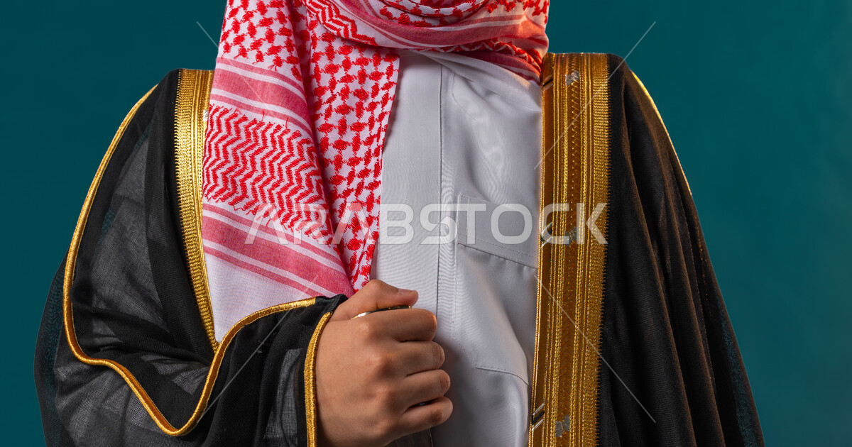 كروما لطفل عربي خليجي سعودي يرتدي البشت السعودي، زي تراثي سعودي 