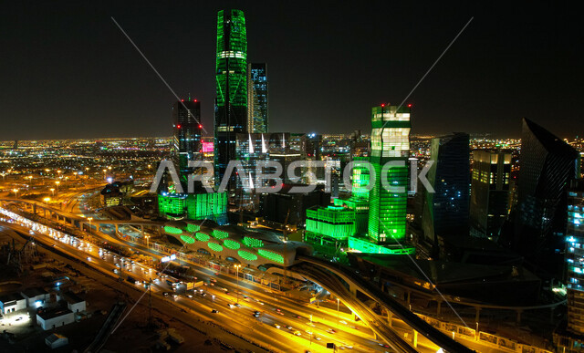 صورة ليلية لمركز الملك عبدالله المالي ( كافد ) في الرياض بالمملكة العربية السعودية، إضاءة الأبراج باللون الاخضر, الإحتفال باليوم الوطني السعودي، هوية اليوم الوطني السعودي 92 ، معالم الرياض السياحية الشهيرة، النهضة الإقتصادية والعمرانية، العيد الوطني