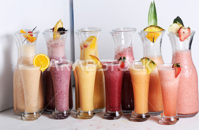 مجموعه من عصائر الفواكه المشكله اللذيذه، مشروب بارد من الفواكه الطازجه، مشروبات باردة، عصائر طبيعية لذيذة، عصير صحي ومفيد، كوكتيل صيفي منعش ومثلج، كوب زجاجي