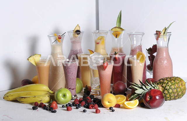 مجموعه من عصائر الفواكه المشكله اللذيذه، مشروب بارد من الفواكه الطازجه، مشروبات باردة، عصائر طبيعية لذيذة، عصير صحي ومفيد، كوكتيل صيفي منعش ومثلج، كوب زجاجي