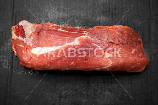   قطعه من اللحم النييء الأحمر الطازج الجاهز للطهي, لحوم المواشي المتنوعه, متجر بيع اللحوم, مأكولات حيوانيه طازجه, لحوم حمراء