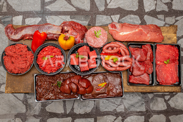 مجموعه من اللحوم النيئه الحمراء الطازجه الجاهزه للطهي, لحوم المواشي المتنوعه, متجر بيع اللحوم, مأكولات حيوانيه طازجه, أصناف لحوم مختلفه, اللحوم الحمراء