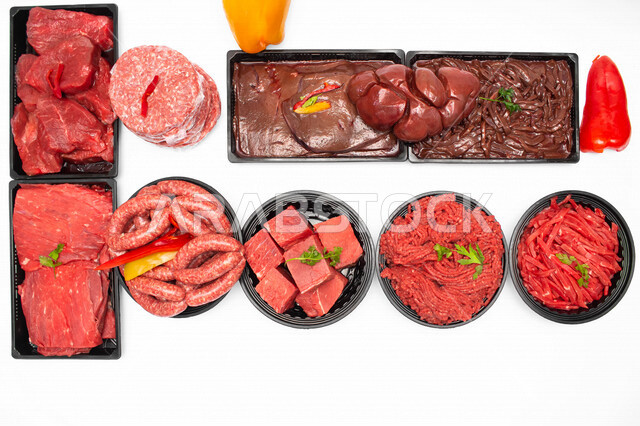 مجموعه من اللحوم النيئه الحمراء الطازجه الجاهزه للطهي, لحوم المواشي المتنوعه, متجر بيع اللحوم, مأكولات حيوانيه طازجه, أصناف لحوم مختلفه, اللحوم الحمراء
