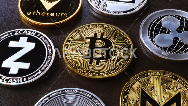 صورة مقربة لمجسم خاص بالعملات الرقمية، مجموعة من العملات الرقمية، عملة البتكوين والاثيريوم، النمو والأرباح المالية، ادخار الأموال، تمويل الأعمال، تداول العملات الرقمية، الفوائد والاستثمار، مجسم معدني