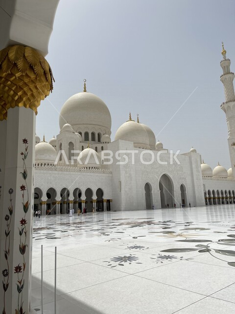 مسجد الشيخ زايد الكبير في إمارة أبوظي بالإمارات العربية المتحدة، معالم الامارات، الساحة الخارجية لمسجد الشيخ زايد، العبادة والتقرب إلى الله، السياحة في الإمارات 