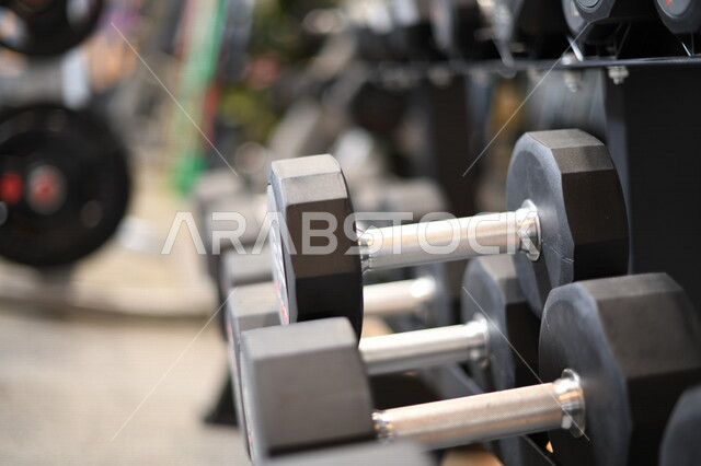 ادوات تقوية عضلات الجسم وبنائها، رفع الأثقال، الأوزان الحديدية الثقيلة، كمال الأجسام، لياقة ورشاقة