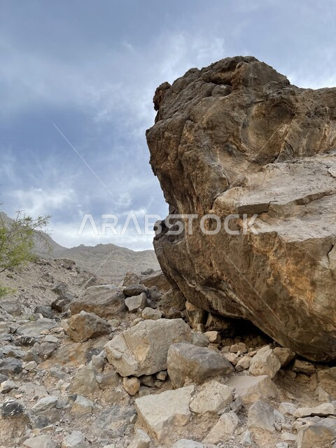 صورة مقربة لاحجار كبيرة، حجارة صخرية، السماء الزرقاء، صخور طبيعية