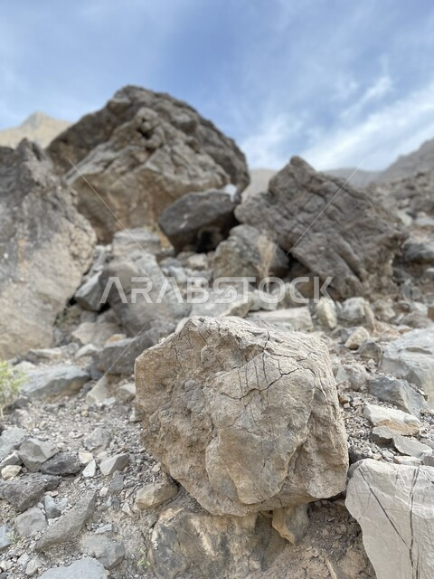 صورة مقربة لاحجار كبيرة، حجارة صخرية، السماء الزرقاء، صخور طبيعية