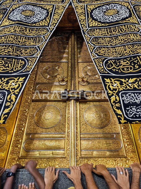  صوره مقربه لباب الكعبه المشرفه في مكه المكرمه، حجاج بيت الله يقومون بأداء مناسك الحج والعمرة، العبادة والتقرب الى الله، باب الكعبة، موسم الحج 2022، اسلاميات وعبادة