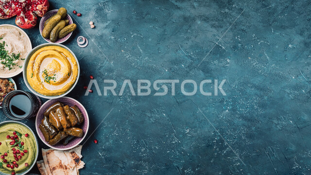 مجموعة من الأطباق المتنوعة ، وجبة الإفطار ، فطور صحي ، مأكولات عربية ، خلفية زرقاء ، خلفية طعام