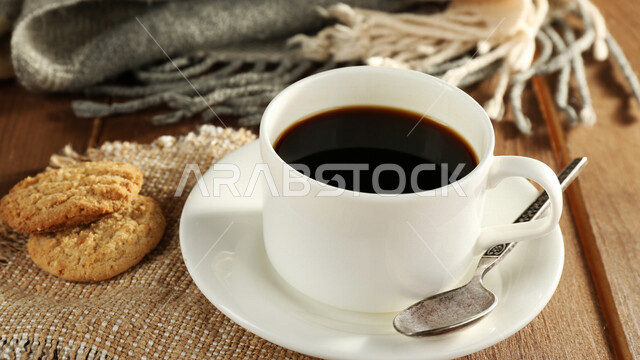 صورة مقربة لفنجان القهوة السادة مع رقائق البسكويت الهشة والخفيفة ، قهوة اسبريسو ، مشروبات ساخنة ، فنجان القهوة الساخن ، كوكيز