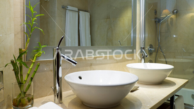 تصميم حمام في شقة سكنية ، تصاميم و ديكورات داخلية للحمامات ، شقق سكنية سياحية ، تصميم حمامات حديثة ، فنادق فاخرة ، تصميم معماري هندسي حديث