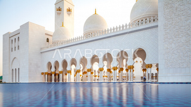 مسجد الشيخ زايد الكبير في إمارة أبوظي بالإمارات العربية المتحدة، معالم الامارات، الساحة الخارجية لمسجد الشيخ زايد، العبادة والتقرب إلى الله، السياحة في الإمارات 