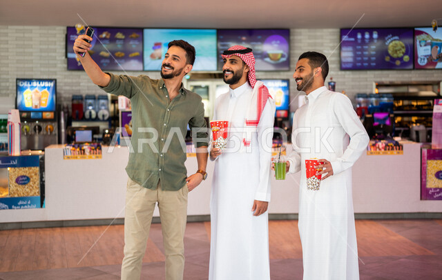 أصدقاء عرب سعوديون خليجيون في ردهة الإستقبال داخل السينما, إلتقاط صور تذكاريه، شراء المشروبات والفشار, بث مباشر, بلوجر خليجي, الإستعداد للدخول الى صالة العرض، قضاء أوقات ممتعة مع الأصدقاء، مشاهدة الأفلام والعروض المسرحية، سينما ومسرح، أنشطه ترفيهيه