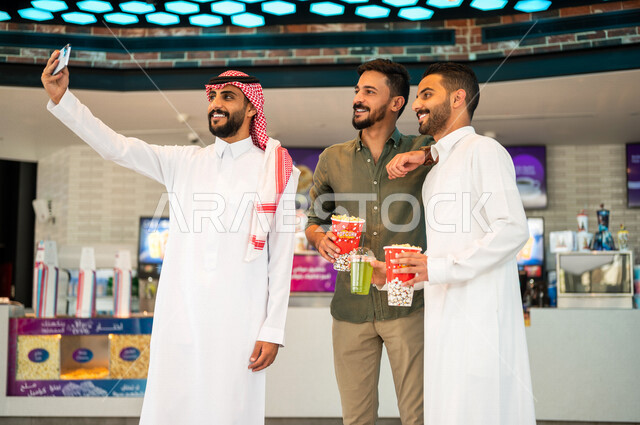 أصدقاء عرب سعوديون خليجيون في ردهة الإستقبال داخل السينما, إلتقاط صور تذكاريه، شراء المشروبات والفشار, بث مباشر, بلوجر خليجي, الإستعداد للدخول الى صالة العرض، قضاء أوقات ممتعة مع الأصدقاء، مشاهدة الأفلام والعروض المسرحية، سينما ومسرح، أنشطه ترفيهيه